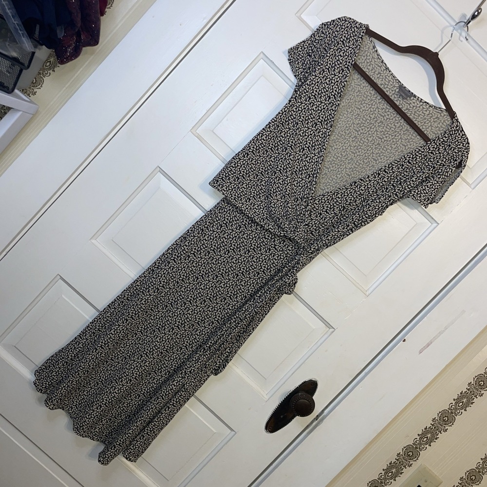 Ann Taylor Body Hugging Wrap Dress 6 Navy Tan Floral Pattern Hangs Beautifully